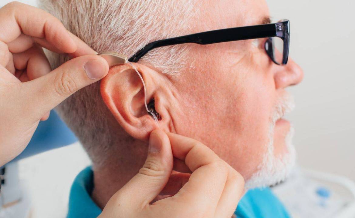 a próbahordást teljes körű hallás- és beszédértés vizsgálat előzi meg